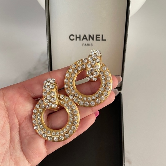 BEAUTIFUL CHANEL Vintage Crystal Gold Drop Clip-On Earrings - Picture 8 of 10